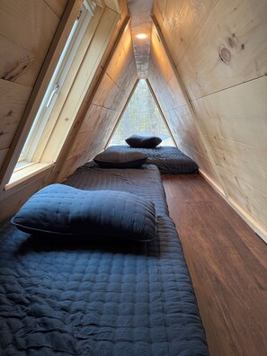 1 bedroom, free WiFi, bed sheets - Sister A-Frame in Woods B (Oakland)