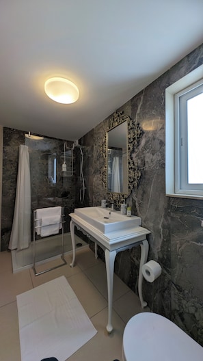 Dusche, Haartrockner, Bidet, Handtücher