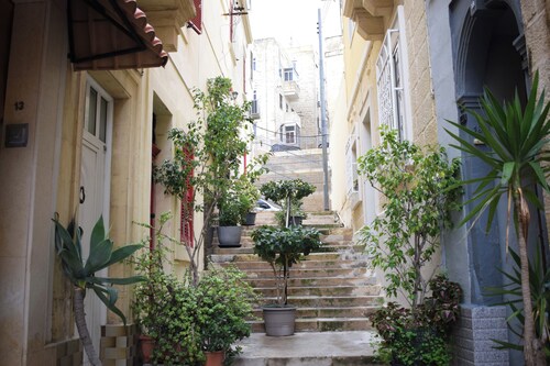 2-bedroom townhome with AC and 3 Terraces in lovely Cospicua