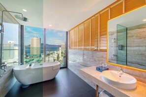 Executive Suite, Ocean View | Minibar, desk, soundproofing, free WiFi