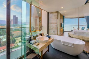 Suite, uitzicht op zee | Badkamer | Een bad/douchecombinatie, een regendouche, een haardroger, badjassen