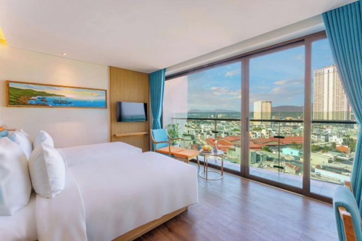 Deluxe Partial Ocean View