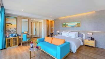 Une chambre d’hôtel moderne avec un lit, un canapé bleu, une petite table avec des boissons, une armoire et un tableau au mur.