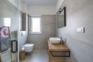 Dusj, hårføner, håndklær og toalettpapir