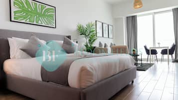 Estudio Deluxe, balcón, vistas a la ciudad | Caja fuerte, tabla de planchar con plancha, wifi gratis