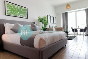 Estúdio luxo, sacada, vista para a cidade | Cofres nos quartos, ferros/tábuas de passar roupa, Wi-Fi de cortesia