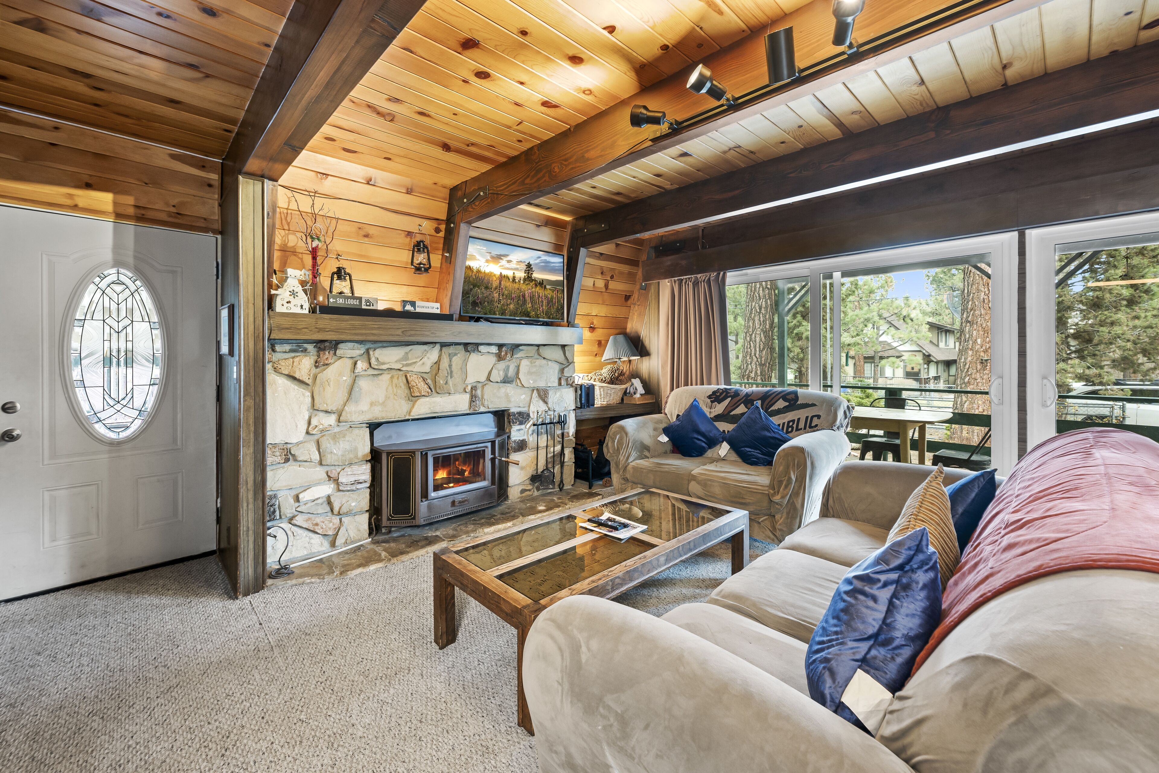 Smart TV 40 pulgadas con canales de televisión digitales, chimenea