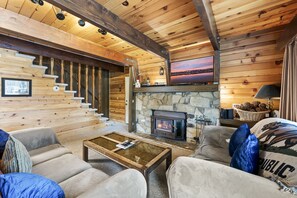 Living room - The Bears Lair Perfect for family (Big Bear City)