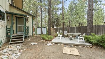 Cabana com design assinado, 3 quartos, cozinha, vista para a montanha | Terraço/pátio