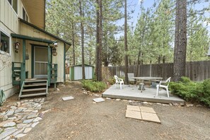 Signature Cabin, 3 Bedrooms, Kitchen, Mountain View | Terrace/patio