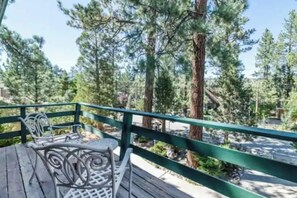 Signature huisje, 3 slaapkamers, keuken, uitzicht op bergen | Uitzicht vanaf balkon