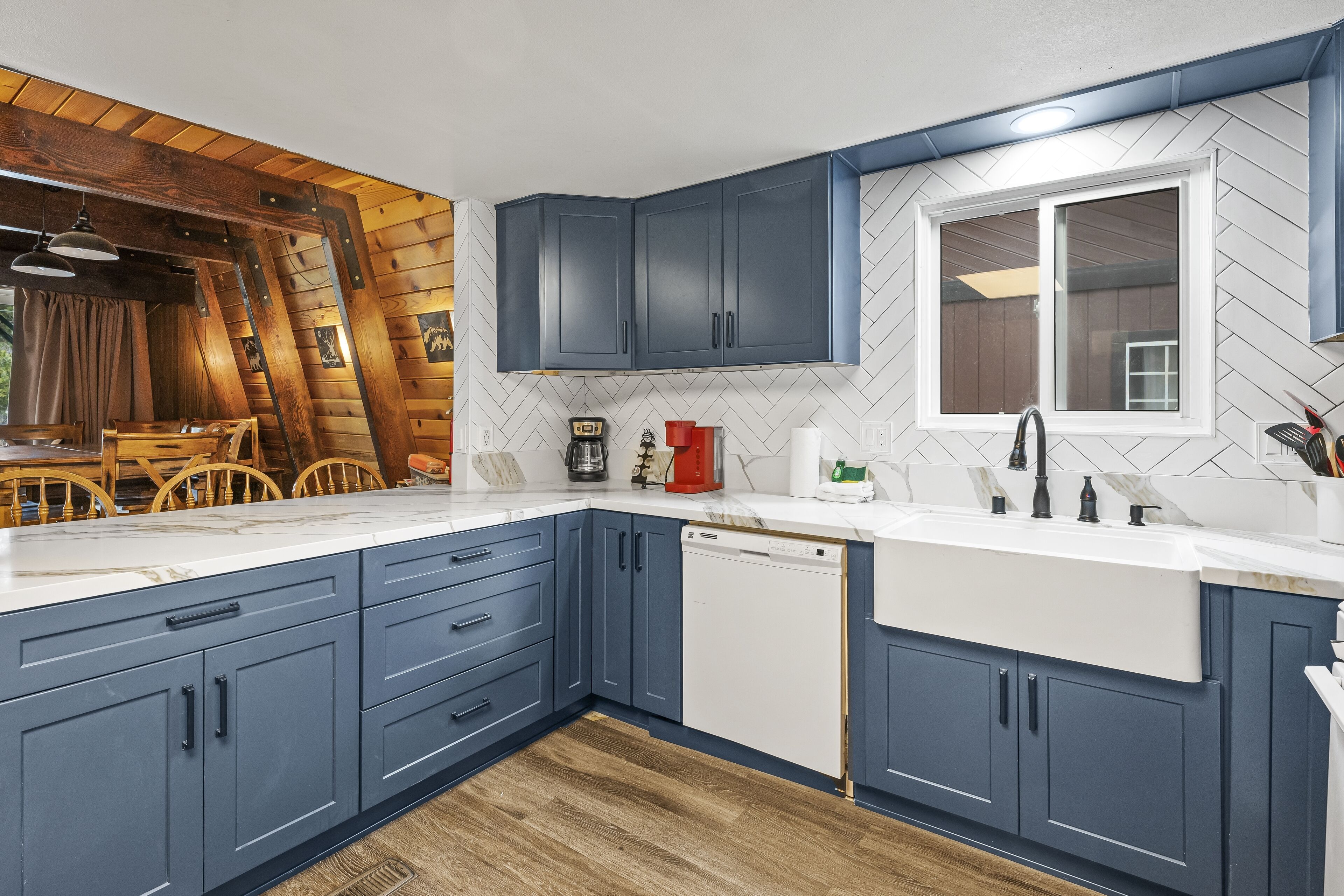 Cabaña Signature, 3 habitaciones, cocina, vistas a la montaña | Cocina privada | Frigorífico, microondas, horno y placa de cocina