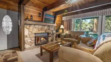 Signature Cabin, 3 Bedrooms, Kitchen, Mountain View | Living room | 40-inch Smart TV with digital channels, fireplace, video-game console