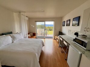 1 habitación, tabla de planchar con plancha y ropa de cama 