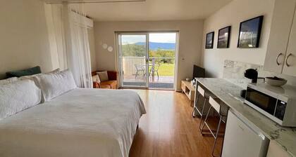 Cosy Studio with valley views