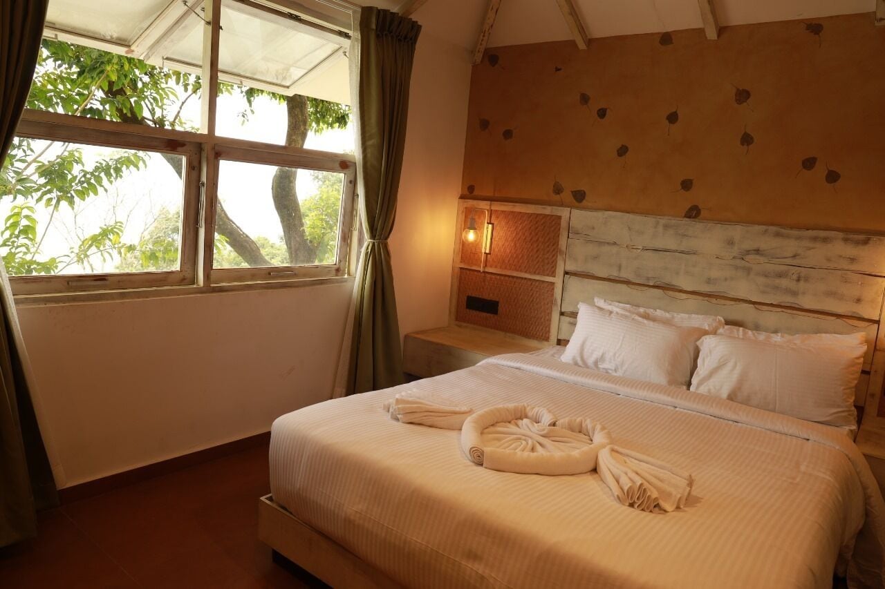 Double Room, 1 Queen Bed, Balcony, Mountain View | Individually furnished, desk, bed sheets