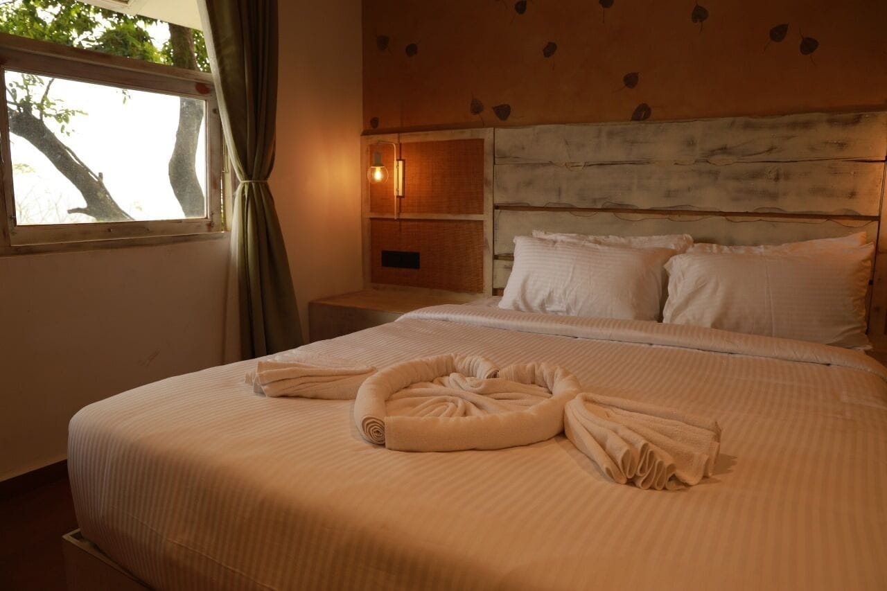 Double Room, 1 Queen Bed, Balcony, Mountain View | Individually furnished, desk, bed sheets