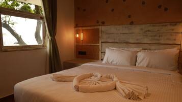 Double Room, 1 Queen Bed, Balcony, Mountain View | Individually furnished, desk, bed sheets