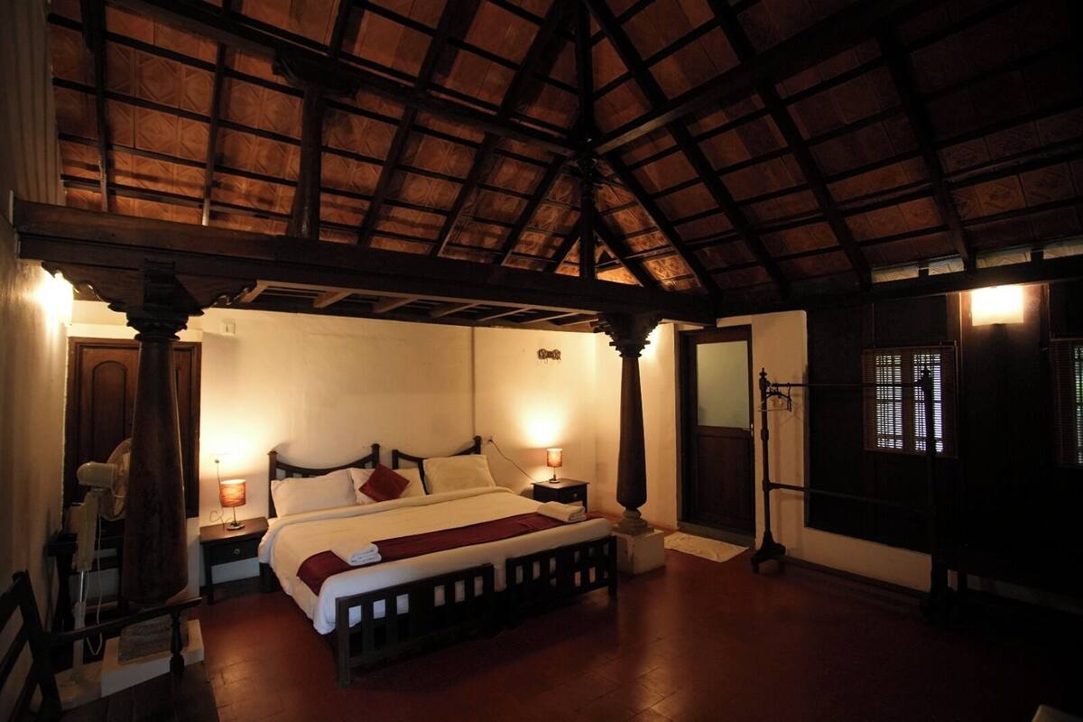 Standard Double Room, Non Smoking, Mountain View | Desk, individually furnished, bed sheets