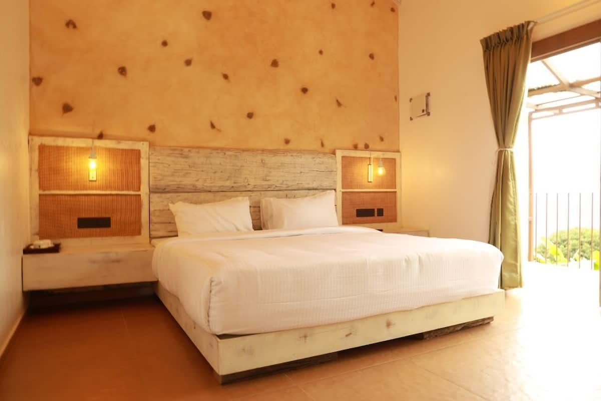 Double Room, 1 Queen Bed, Balcony, Mountain View | Individually furnished, desk, bed sheets