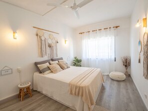 1 slaapkamer, een strijkplank/strijkijzer, wifi, beddengoed