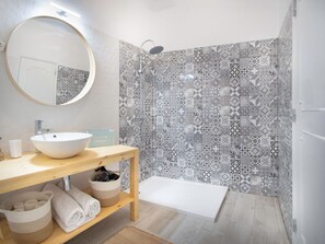 Een haardroger, handdoeken, toiletpapier