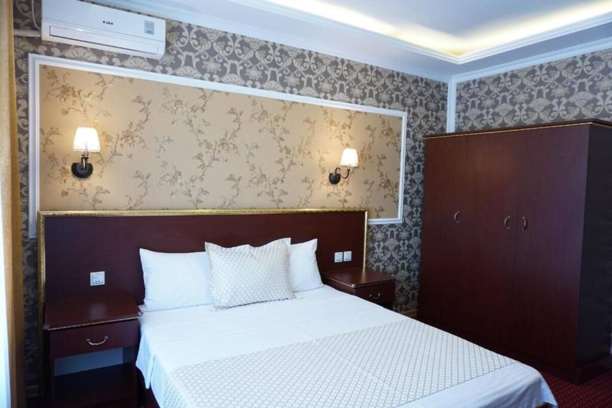 Chambre Standard double, vue sur la ville | Coffre-fort, système d’insonorisation, accès au Wi-Fi (inclus)
