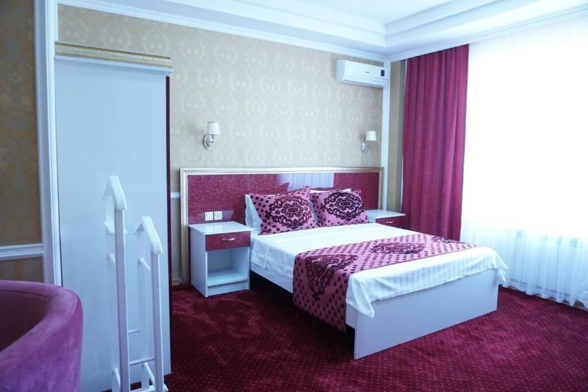 Chambre familiale, vue sur la ville | Coffre-fort, système d’insonorisation, accès au Wi-Fi (inclus)
