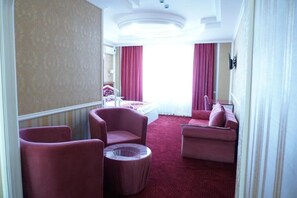 Familiekamer, uitzicht op de stad | Woonruimte | Televisie