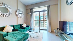 デラックス アパートメント バルコニー シティビュー | リビング エリア | 55 インチのスマートテレビ (デジタル放送視聴可)