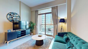 Appartamento Deluxe, balcone, vista città | Area soggiorno | Smart TV 55 pollici con canali digitali