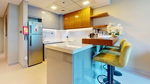 Appartamento Deluxe, balcone, vista città | Cucina privata | Macchina per caffè espresso, bollitore elettrico