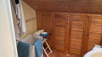 Een douche, handdoeken, zeep