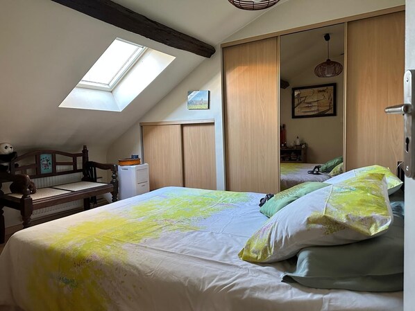 2 chambres, fer et planche à repasser, Wi-Fi, draps fournis