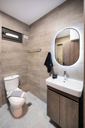 Deluxe Apartment, 1 Bedroom, Poolside | Bathroom