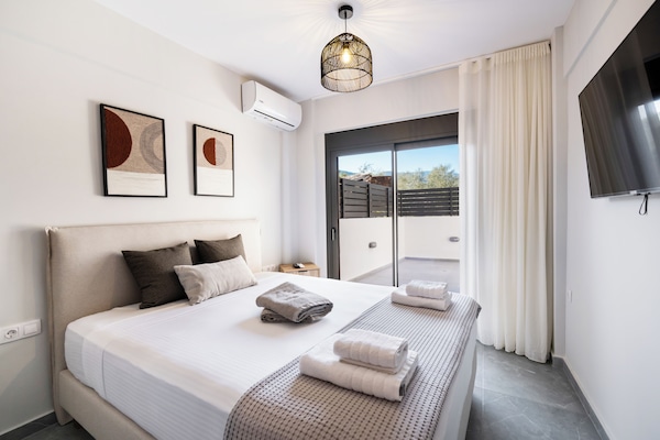 Deluxe Apartment, 1 Bedroom, Poolside