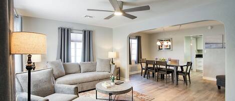 Smart-TV, bøker, filmbibliotek og stereoanlegg