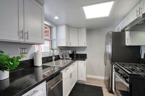 Fridge, microwave, oven, stovetop - King Bed & Pet-Friendly: Cozy Phoenix Getaway (Phoenix)