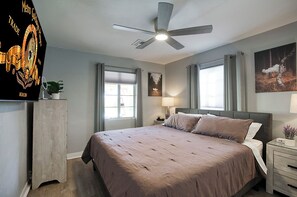 2 bedrooms, desk, iron/ironing board, free WiFi - King Bed & Pet-Friendly: Cozy Phoenix Getaway (Phoenix)