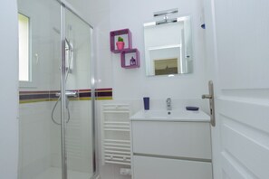 Shower, hair dryer, toilet paper
