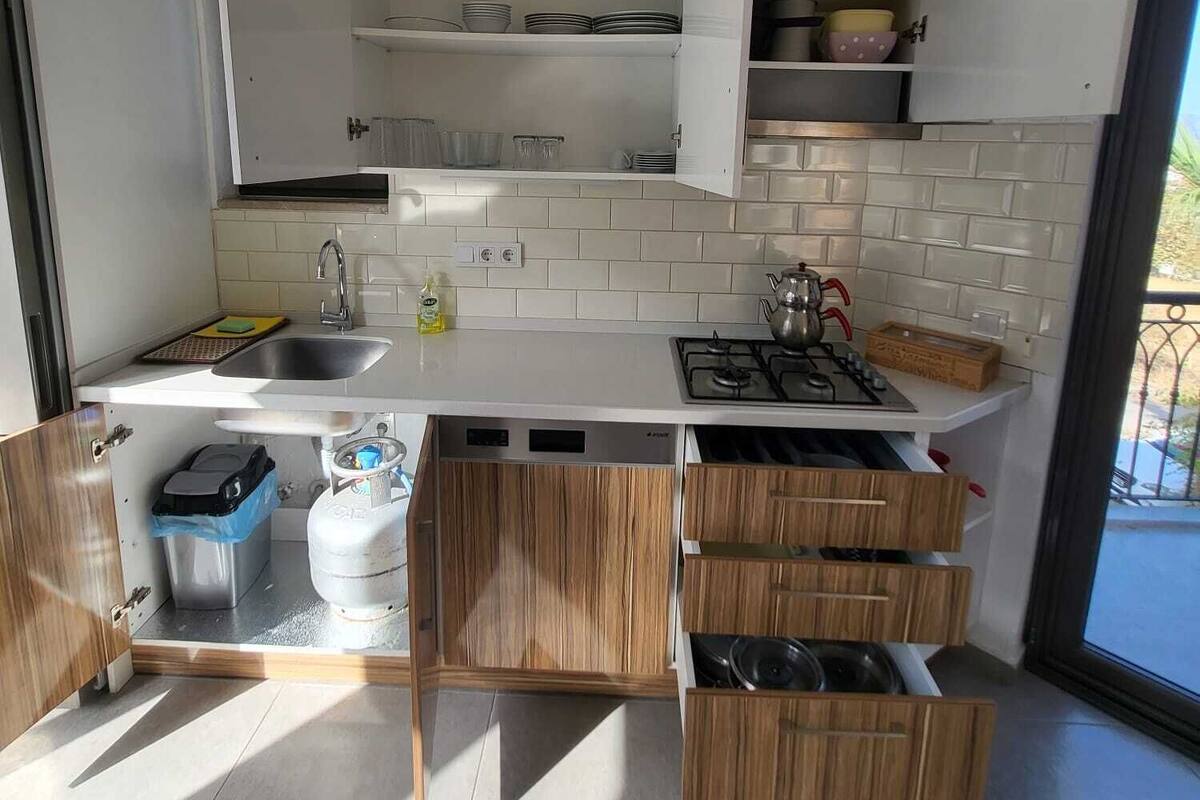 Refrigerador con freezer, placa de cocina, lavavajillas