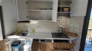 Refrigerador con freezer, placa de cocina, lavavajillas