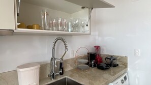 Private kitchen - Apt Praia do Morro 2 minutes walk to the beach (Praia do Morro Guarapari)