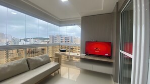 Living area - Apt Praia do Morro 2 minutes walk to the beach (Praia do Morro Guarapari)