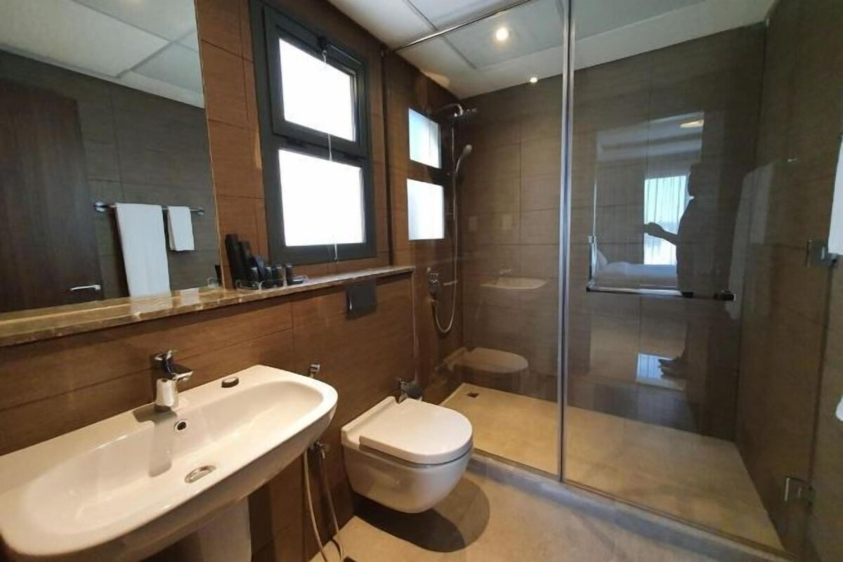 Badkamer | Een douche, pantoffels, handdoeken, zeep