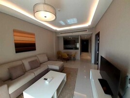 Tabla de planchar con plancha, wifi gratis, ropa de cama