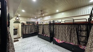 مساحة عمل للكمبيوتر المحمول وتجهيزات عازلة للصوت وواي فاي مجانًا