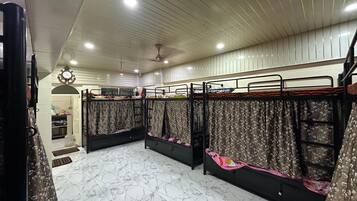 Espacio para trabajar con laptop y sistema de insonorización