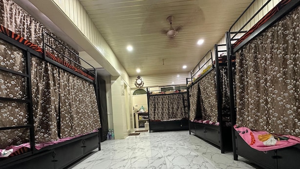 مساحة عمل للكمبيوتر المحمول وتجهيزات عازلة للصوت وواي فاي مجانًا