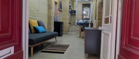 Apartment, 1 Bedroom, Smoking, City View | Interior